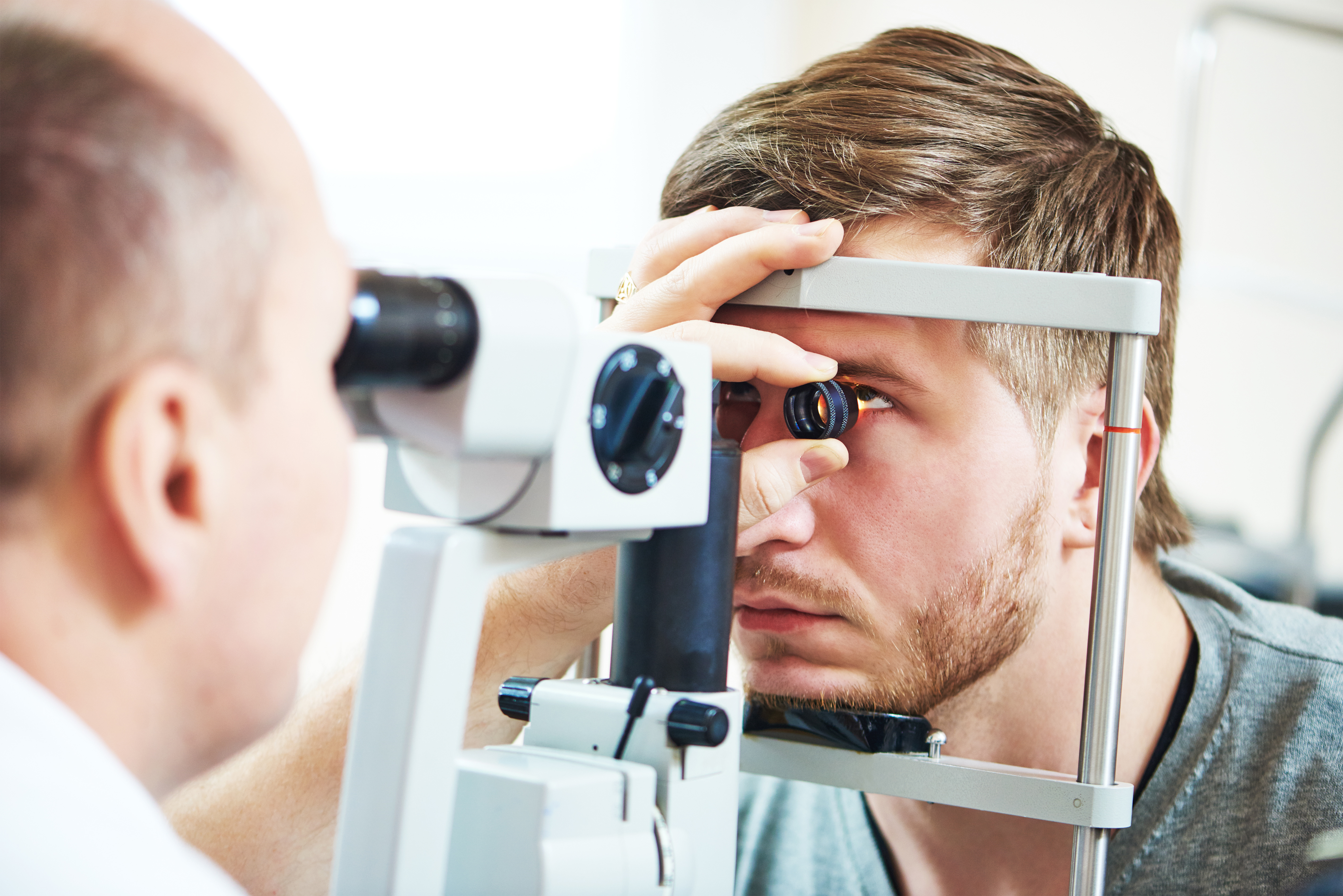 Клиника глаза сетчатки. Офтальмоскопия глазного дна. Офтальмоскопия с линзой Гольдмана. Прибор для осмотра глазного дна. Исследование глаза.